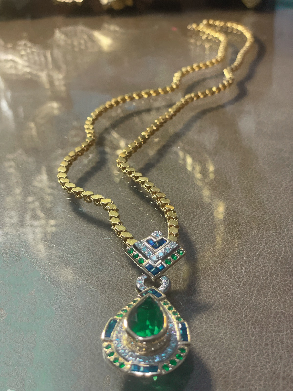 Emerald and diamond pendant necklace in yellow gold